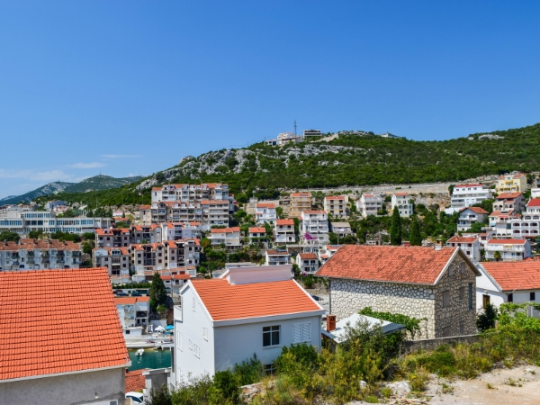 Sarajevo Airport to Neum: Choosing the Right Car for the Inland Drive