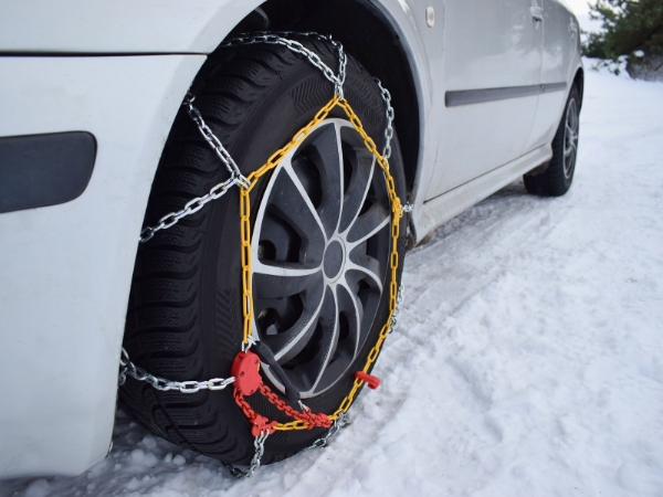 Winter Tyres vs Snow Chains: What Car Renters Need in Bosnia